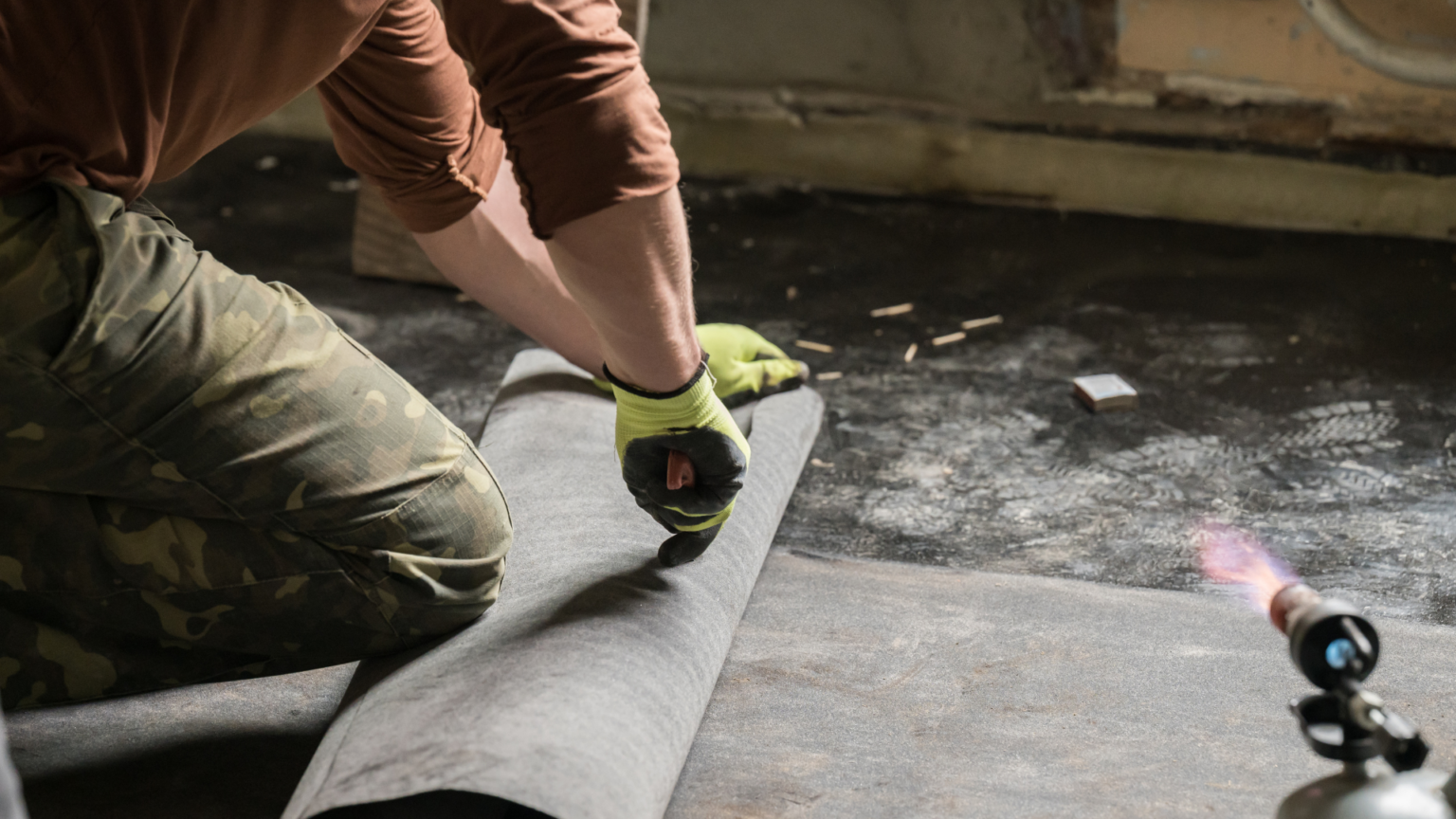 Pinturas que se abomban, moho, olores y desconchones en el techo son el aviso de que la impermeabilización existente ha fallado. Vivir con cubos y toallas es incómodo, caro y peligroso para la estructura.
