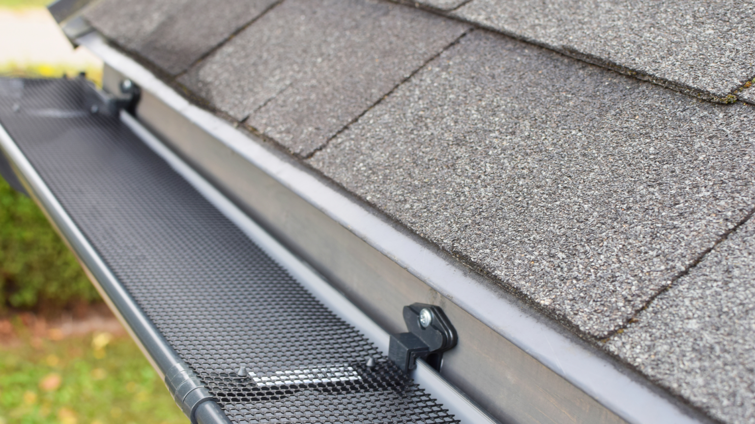 Si toca instalar, proponemos materiales duraderos como aluminio lacado, zinc o PVC de buena sección, con anclajes inoxidables y remates que sellan de verdad.