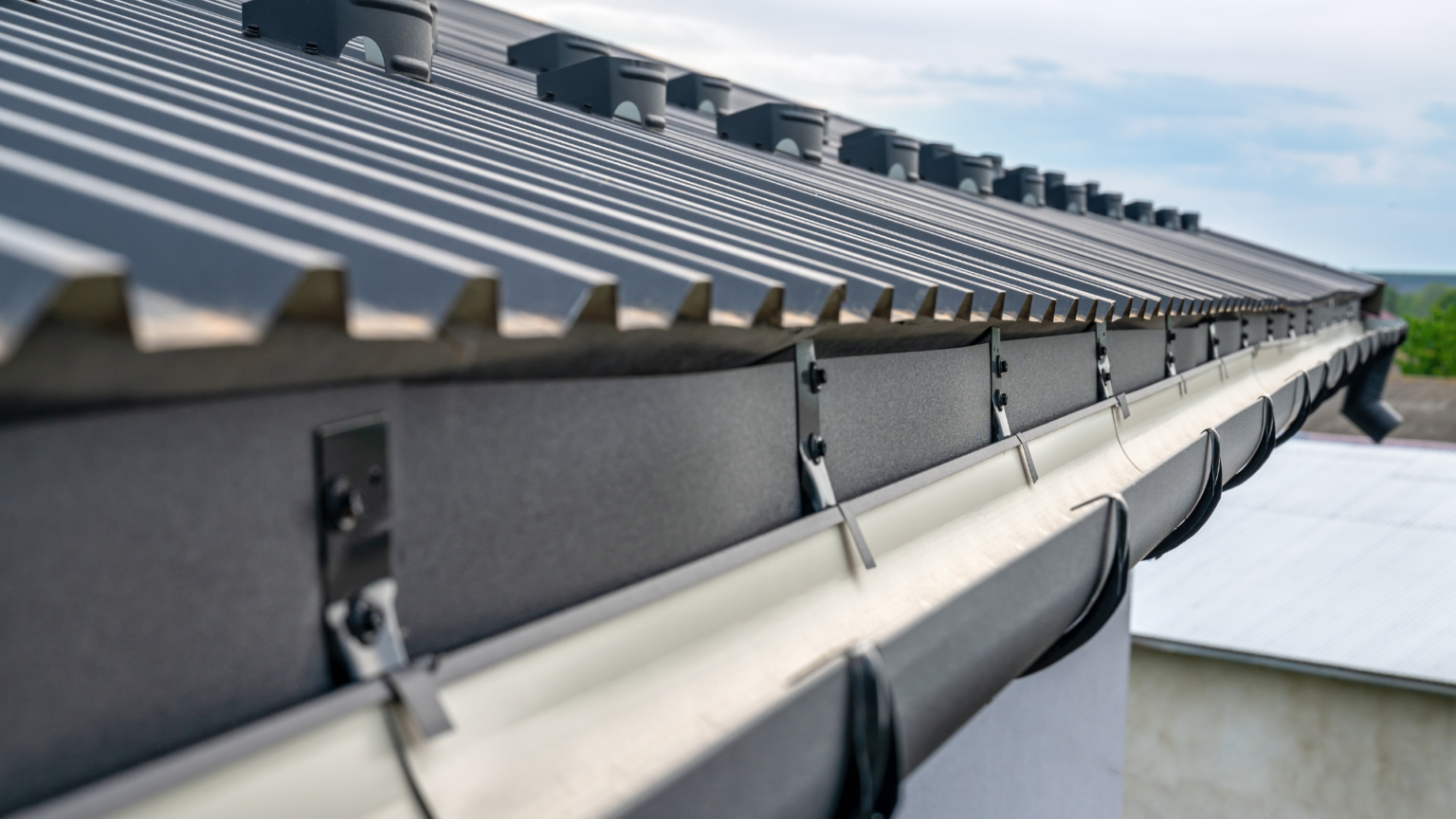 Si toca instalar, proponemos materiales duraderos como aluminio lacado, zinc o PVC de buena sección, con anclajes inoxidables y remates que sellan de verdad.