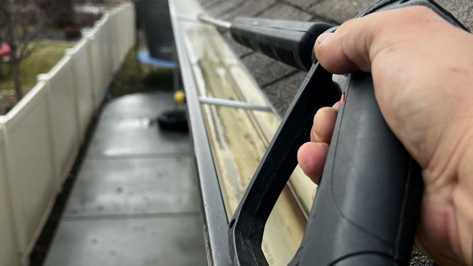 Si toca instalar, proponemos materiales duraderos como aluminio lacado, zinc o PVC de buena sección, con anclajes inoxidables y remates que sellan de verdad.