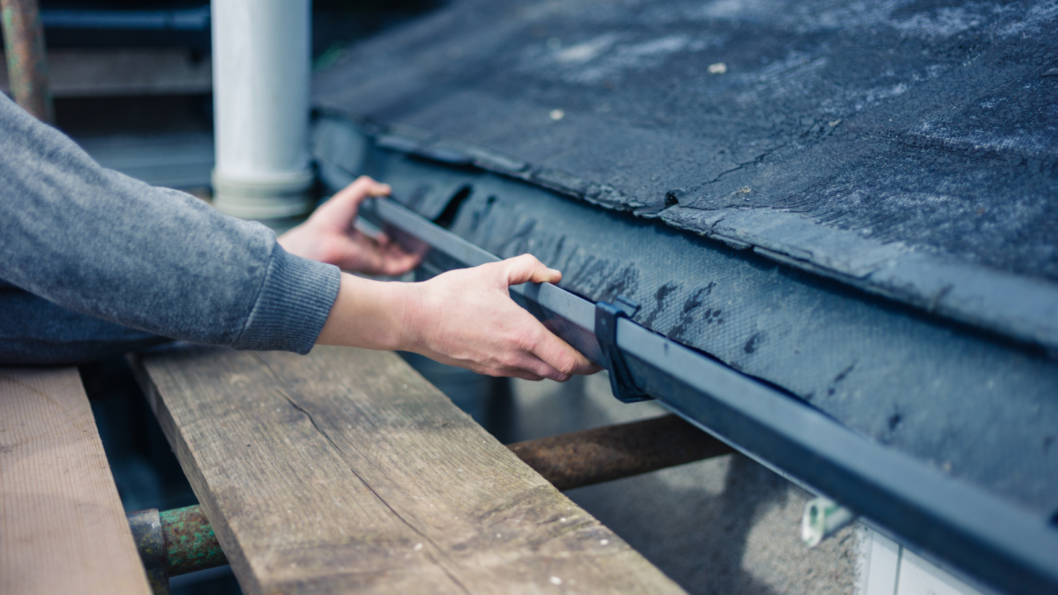 Si toca instalar, proponemos materiales duraderos como aluminio lacado, zinc o PVC de buena sección, con anclajes inoxidables y remates que sellan de verdad.